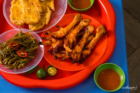 MÓN NGON ĐƯỜNG PHỐ: CHÂN GÀ NƯỚNG & RAU MUỐNG CHUA NGỌT GIÒN NGON