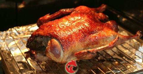 VỊT QUAY MẬT ONG DA GIÒN & VỊT NHỒI TÁO QUAY