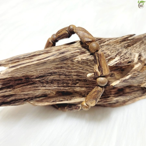 VÒNG TAY GỖ TRẦM HƯƠNG TỰ NHIÊN VÔ ĐỊNH HÌNH NỮ VIP