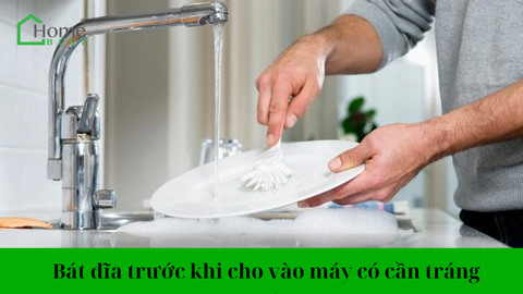 Bát đĩa trước khi cho vào máy có cần tráng sơ không?