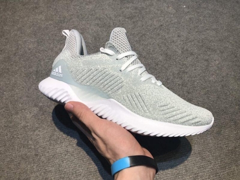 Giày sneaker là gì?