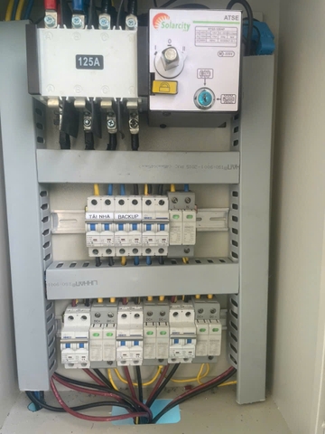 TỦ ĐIỆN CHO HỆ THỐNG ĐIỆN MẶT TRỜI HYBRID (CÓ ATS 125A CHUYỂN MẠCH TỰ ĐỘNG KHI MẤT ĐIỆN LƯỚI)