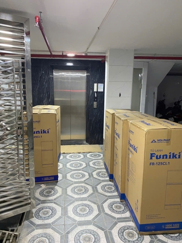 Giao 5 tủ lạnh FR-125CI.1 cho khách tại ngõ 112 Mễ Trì Thượng