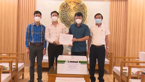 Công ty CP Dược phẩm và Đầu tư quốc tế An Phát tặng khẩu trang, quần áo đặc chủng để phòng, chống Covid-19 cho huyện Thanh Thủy