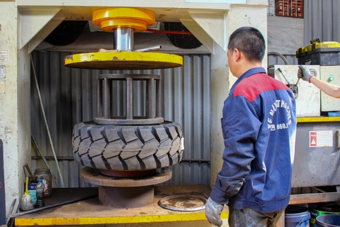 THAY LỐP XE NÂNG HÀ NỘI GIÁ RẺ | ÉP LỐP ĐẶC XE NÂNG HÀ NỘI GIÁ RẺ