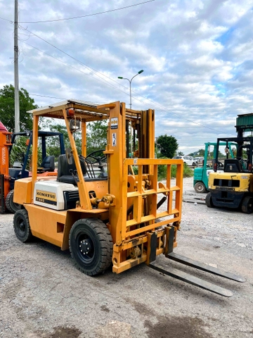 XE NÂNG DẦU KOMATSU 2,5 Tấn FD25-10