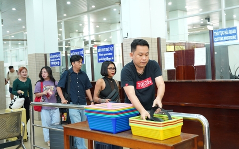 Hành khách làm thủ tục xuất cảnh tại Cửa khẩu Quốc tế Mộc Bài