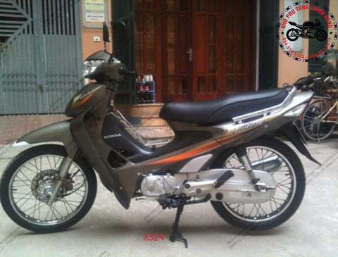 Bộ nhựa dàn áo Future I (2001-2003). Có 5 màu: Xanh tím-Xanh lục-Ghi-Đỏ đô-Xanh bạc.