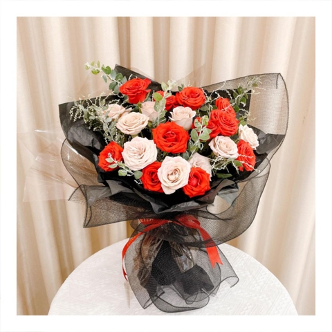 Bó hoa tươi tone đỏ phối giấy tối màu