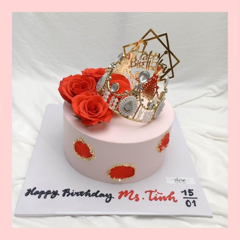 Bánh kem trang trí vương miện và hoa tươi - Bánh kem sinh nhật cho nữ