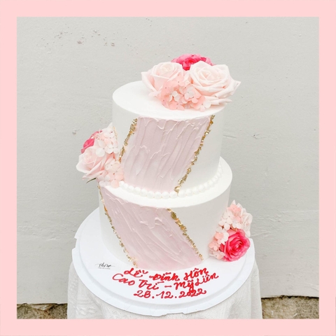 Bánh kem cưới bỏ quả 2 tầng trang trí hoa tươi