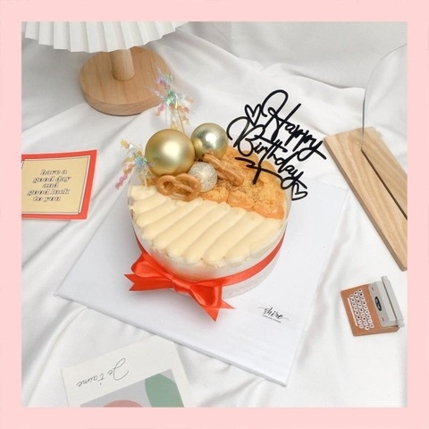 Bông lan trứng muối trang trí phụ kiện hiện đại - Bánh sinh nhật bông lan trứng muối hai loại sốt phô mai và sốt bơ