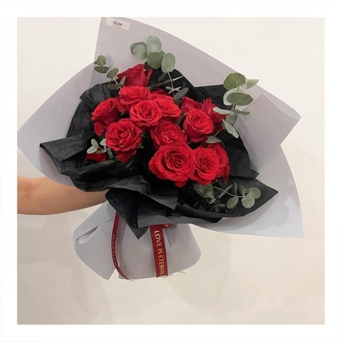 Bó hoa tươi tone đỏ phối giấy tối màu