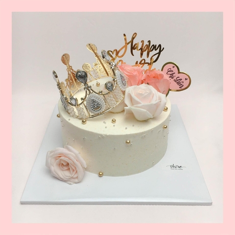 Bánh kem trang trí vương miện và hoa tươi - Bánh kem sinh nhật cho nữ