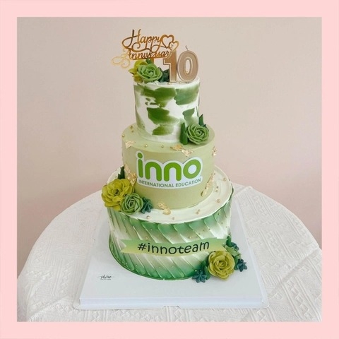 Bánh kem 3 tầng theo logo doanh nghiệp/công ty