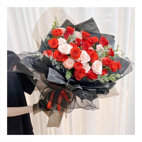 Bó hoa tươi tone đỏ phối giấy tối màu