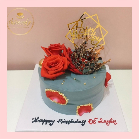 Bánh kem trang trí vương miện và hoa tươi - Bánh kem sinh nhật cho nữ
