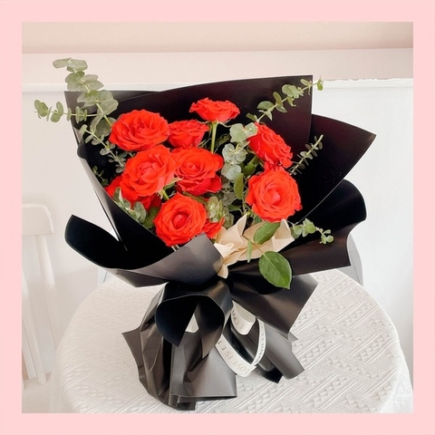 Bó hoa tươi tone đỏ phối giấy tối màu