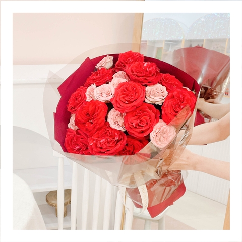Bó hoa tươi tone đỏ phối giấy sáng màu
