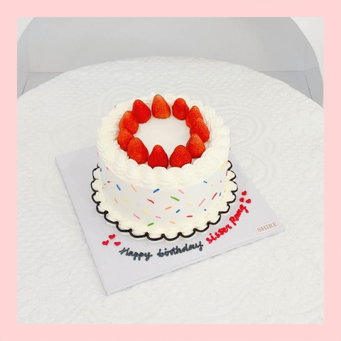 Bánh trang trí dâu kiểu Hàn Quốc - Bánh kem sinh nhật