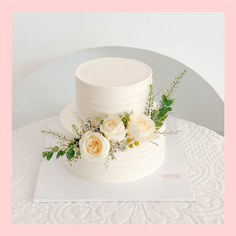 Bánh kem cưới bỏ quả 2 tầng trang trí hoa tươi
