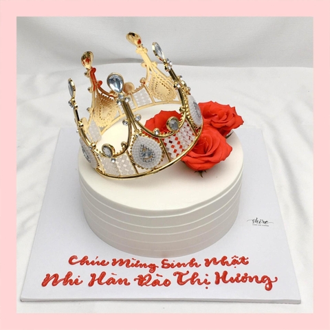 Bánh kem trang trí vương miện và hoa tươi - Bánh kem sinh nhật cho nữ