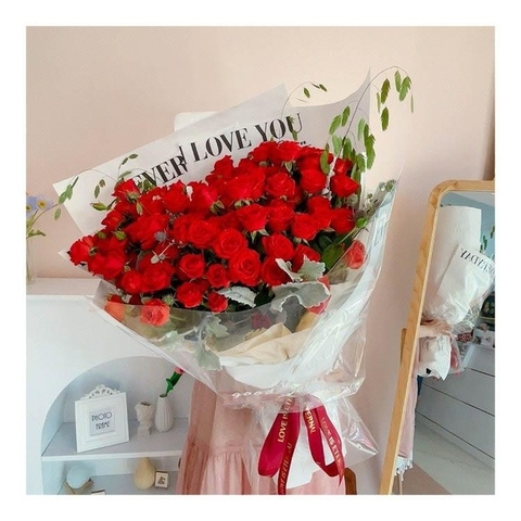 Bó hoa tươi tone đỏ phối giấy sáng màu