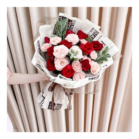 Bó hoa tươi tone đỏ phối giấy sáng màu