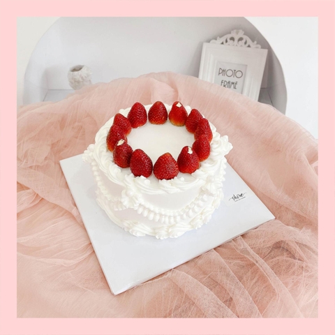 Bánh trang trí dâu kiểu Hàn Quốc - Bánh kem sinh nhật