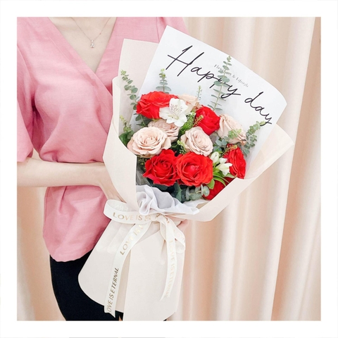Bó hoa tươi tone đỏ phối giấy sáng màu