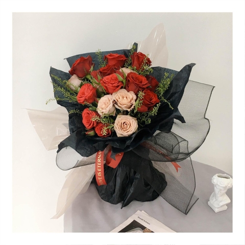Bó hoa tươi tone đỏ phối giấy tối màu