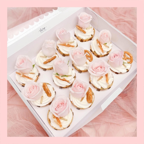 Set cupcake hoa tươi kem sữa - Bánh sinh nhật dạng cupcake ổ nhân mứt đủ vị