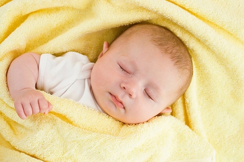 Trẻ sơ sinh ngủ li bì khó đánh thức, mẹ chớ nên chủ quan