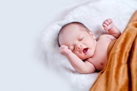 Hóa giải lý do trẻ thích ngủ với tư thế giơ hai tay đầu hàng