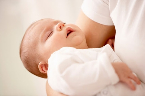 5 tư thế ngủ trẻ sơ sinh tiết lộ trí thông minh, nếu con là kiểu cuối, mẹ chú ý
