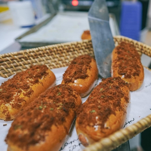 Bánh mỳ xúc xích/ Sausage Bread