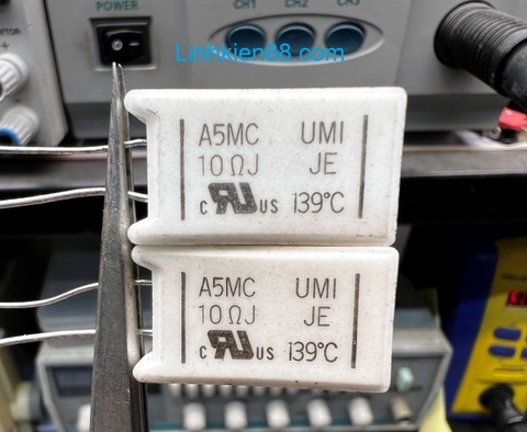 Điện Trở Cắm Sứ Trắng Nhật Bản UMI 10R 10Ohm 5w Dáng Đứng