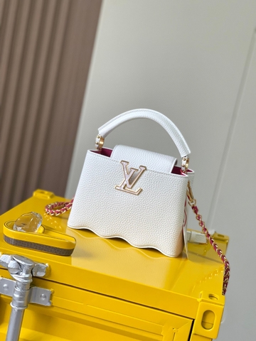 Louis Vuitton M22121 Capucines mini