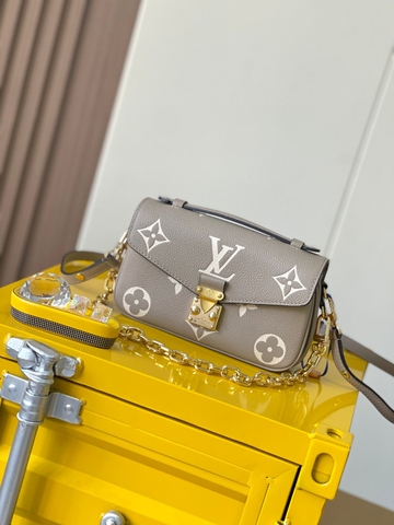 Louis Vuitton M23081 Pochette Métis East West