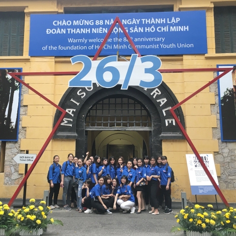 Sinh viên khoa Ngôn ngữ Anh tổ chức thăm quan di tích Hỏa Lò hưởng ứng ngày 26/3