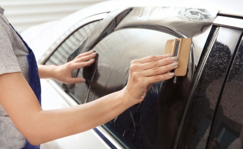 Thi công dán phim film cách nhiệt Hyundai Custin