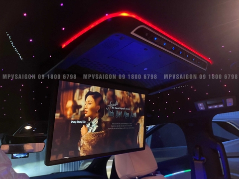 Màn hình trần gập mở tự động Kia Carnival 2025