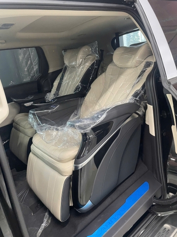 Độ nội thất Kia Carnival HEV Premium 2026 phong cách thương gia với combo sàn gỗ - màn hình trần & bàn xếp V2 tại MPVSAIGON