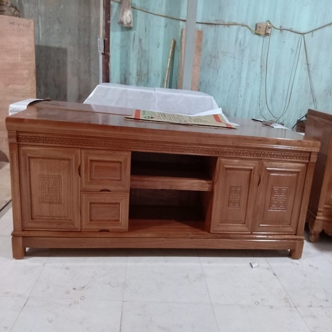 Lợi ích khi sử dụng kệ tivi gỗ xoan đào 1m6