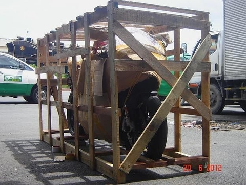 Kết hợp bìa carton và khung gỗ