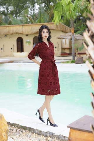 SWANLAKE | Váy Đầm Nữ Suông Cô Trụ Cài Nút Dây Thắt Eo Cotton Thêu Đục Lỗ Tay Bí Lỡ Có Túi D12671LW01