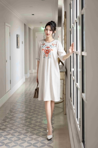 SWANLAKE | Váy Đầm Nữ Suông Vải Linen Cao Cấp Thêu Hoa Cổ Tròn Viền Tay Lỡ Có Túi Công Sở D12858W01