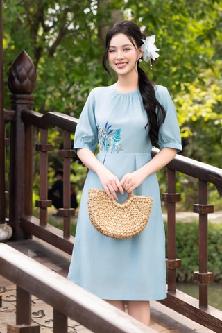 Đầm Tơ Cotton Thêu Hoa Tay Lửng Cổ Tròn Nhún Swanlake - D12042LW01