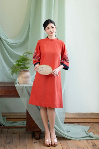 Đầm Linen Thêu Hai Cánh Tay Phom A Dài Ngang Gối Cổ Tàu Cam - D12158LW01