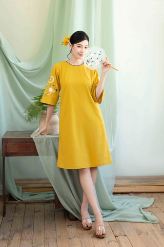 Đầm Phom Suông A Linen Thêu Hai Cánh Tay Viền Cổ Tròn - D12211LW01